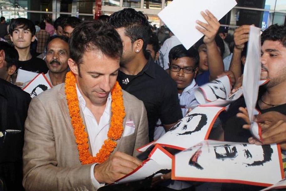 Grande folla all&#39;arrivo di Alessandro Del Piero all&#39;aeroporto di Nuova Delhi. Numerosi fan erano in possesso di poster che ritraggono Pinturicchio mentre esulta con la linguaccia, suo marchio di fabbrica (AP)